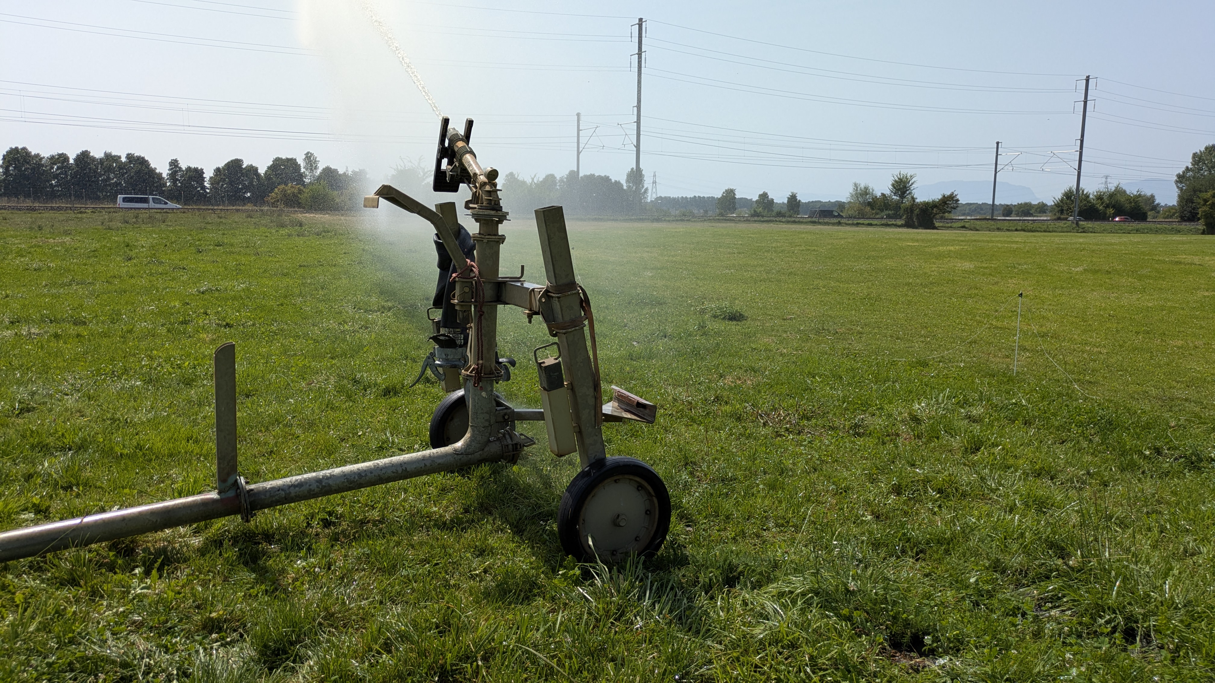 Je nach Düse und Druck kann das Wasser auf einer Breite von 100 m und mehr verteilt werden. Du%CC%88se
