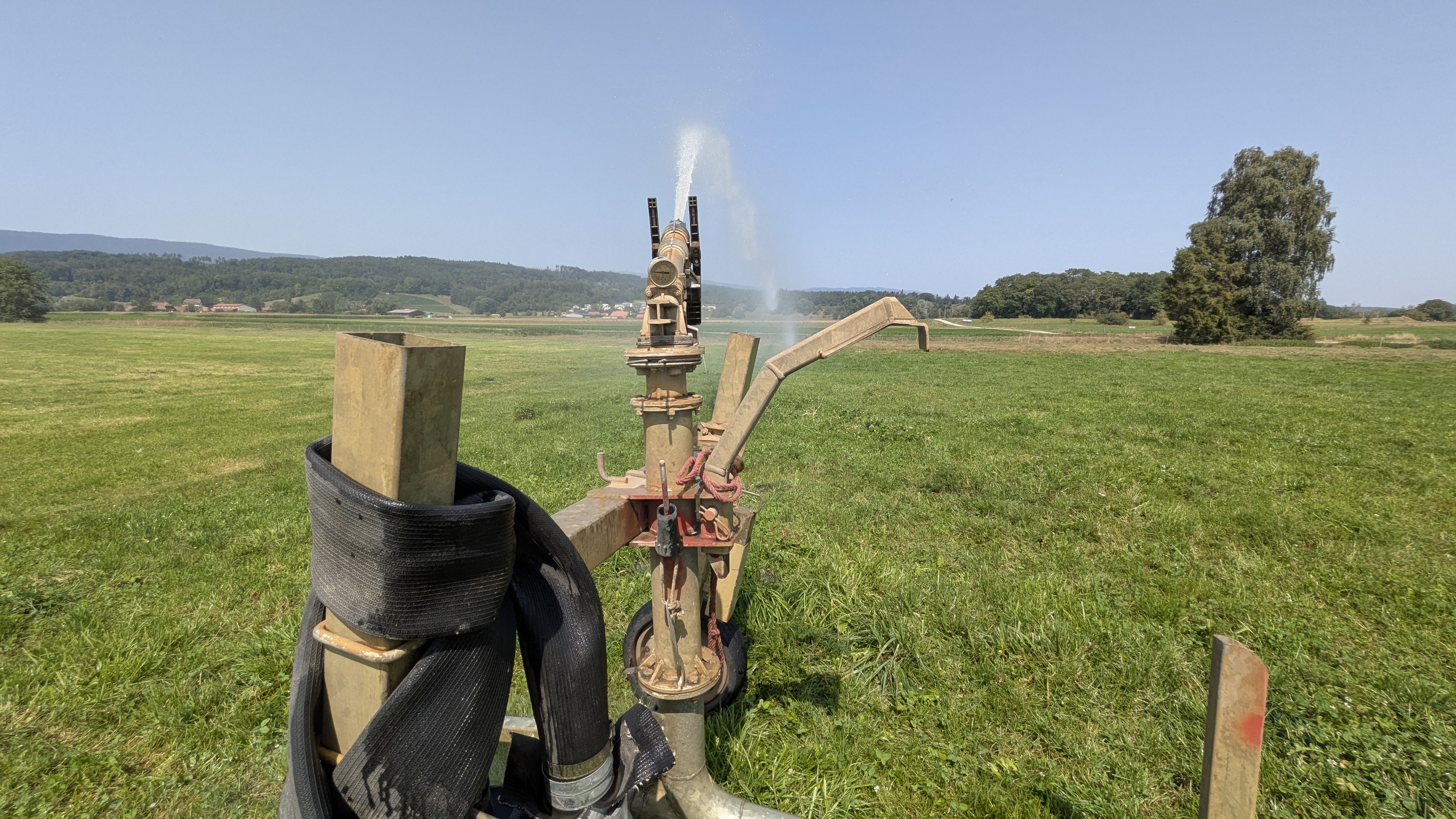 Die automatische Schwenkdüse schwenkt hin und her und verteilt das Wasser so in einem Halbkreis. Die «Niederschlagsintensität» ist enorm, werden 30mm doch in nur ca. 10 Minuten appliziert. Regner%20Nahaufnahme